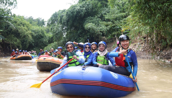 Tinawati Andra Soni Jajal Wisata Air Kali Cibanten