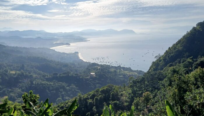 Lukisan Alam di Tanjakan Habibi Cisolok, Harmoni Laut Biru dan Tebing yang Memikat Hati